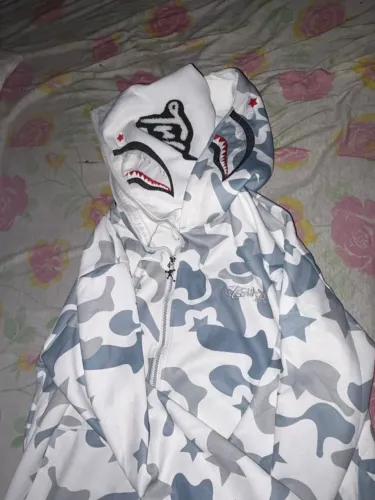 **Casaco BAPE Branco - Tamanho M | Pouco Usado** ? Oportunidade! Vendo casaco BAPE bran