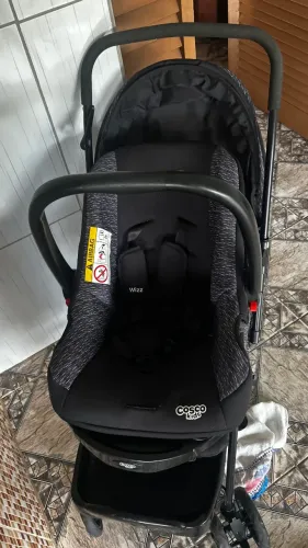 Carrinho de bebê com bebê conforto
