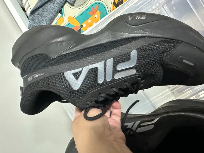 Vendo tênis número 40 cor preto em ótimo estado. 
