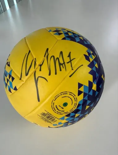 Bola autografada Giba