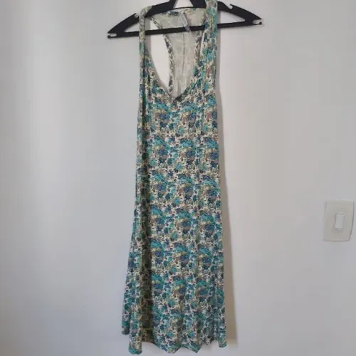 Vestido de tecido leve, na estampa floral, costas de nadador, no tamanho P