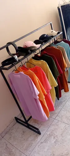 Itens para loja de roupa, 9 araras, um reng light, mesa , 4 manequim