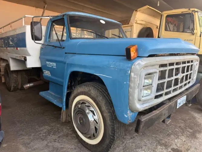 Caminhão Pipa Ford, ano 1981, capacidade tanque 10 mil litros