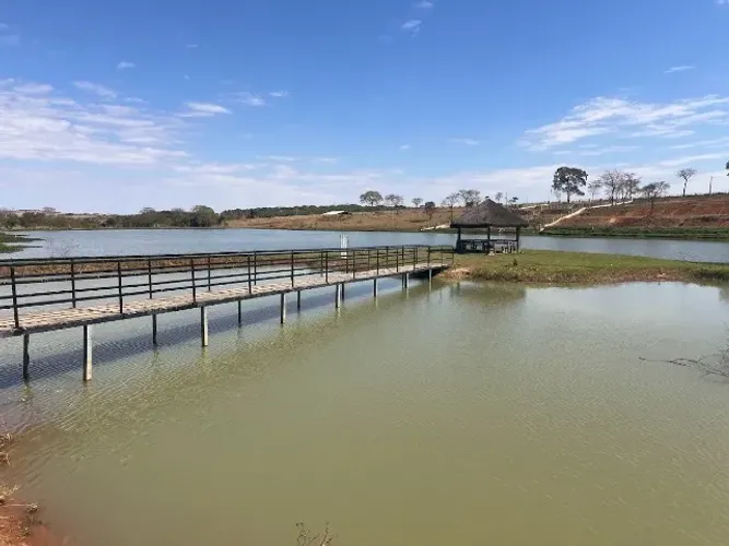 Chácara Condomínio X Pita, 3.000m², de Frente Para a Lagoa, Quitada, Plana, Trindade.