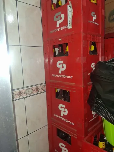 São 6 Caixas vazio com vasilhame de litro da Itaipava