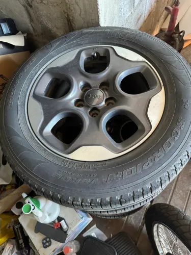 Vendo rodas originais Renegade com pneus
