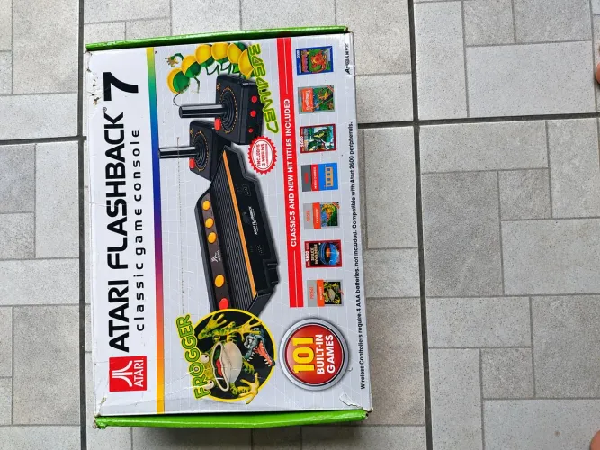 Atari Flashback 7, um console de videogame retrô inspirado no clássico Atari 2600