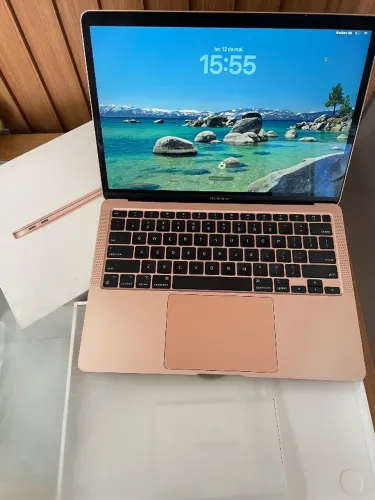 MacBook Air M1 dourado