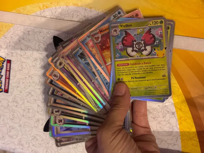 63 CARDS POKÉMON - Coleção 30 anos
