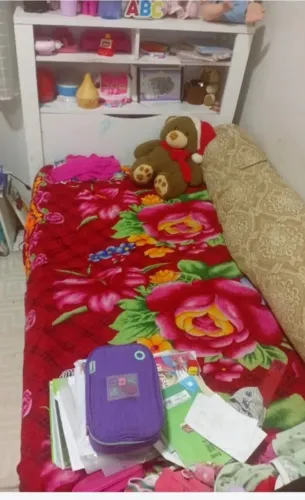 Cama de solteiro branca com baú
