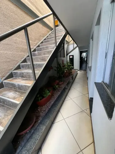 Locação de quartos individuais com cozinha e lavanderia compartilhadas