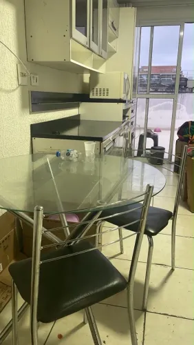 Mesa de vidro redonda com 3 cadeiras