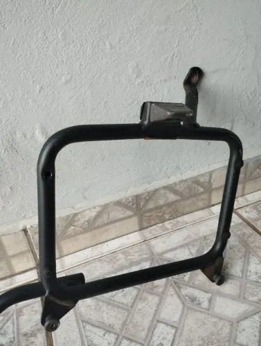 Suporte lateral de baú givi.