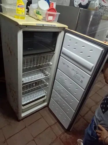 Freezer estilo geladeira de gaveta tudo bom de uso valo $750 só ligar *71 ou zap