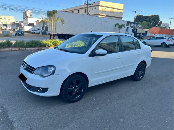Volkswagen Polo Sedan 1.6 MI Total Flex 8V 4P 2014