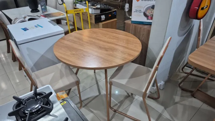 Mesa redonda com as 4 cadeiras da carraro 
