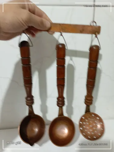 Trio de utensílios de cozinha decorativos em cobre com cabos de madeira