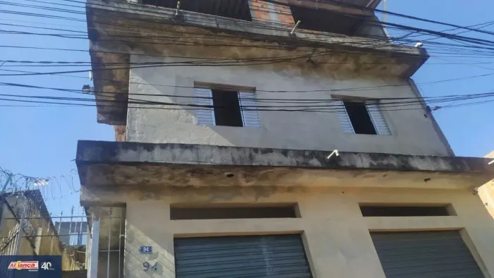 DUAS CASAS COM 1 DORMITORIO, SALA, COZINHA, BANHEIRO E AREA DE SERVIÇO.
