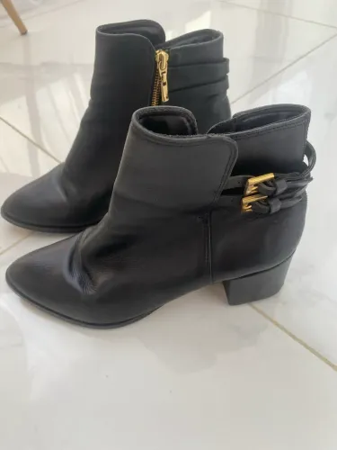 Bota em couro n36 salto baixo nova