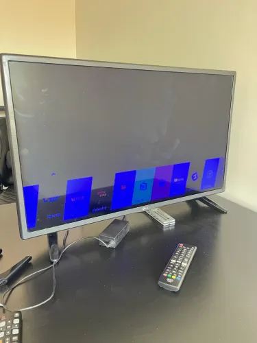 Smart TV LG 32 polegadas com pezinho | pequeno arranhado