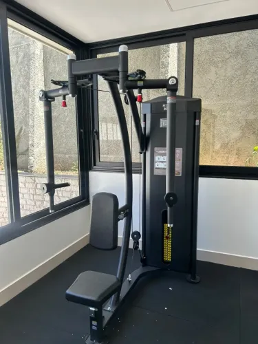 M- FLY COM DORSAL. EQUIPAMENTO DE MUSCULAÇÃO E ERGOMETRIA. PARCELAMOS EM 12X.OPORTUNIDADE!