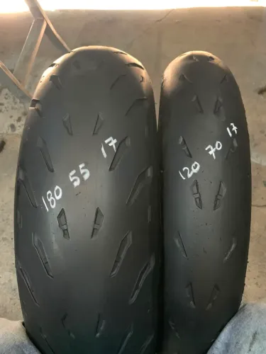 Par de Pneus de Moto Esportiva 120/70/17 e 180/55/17
