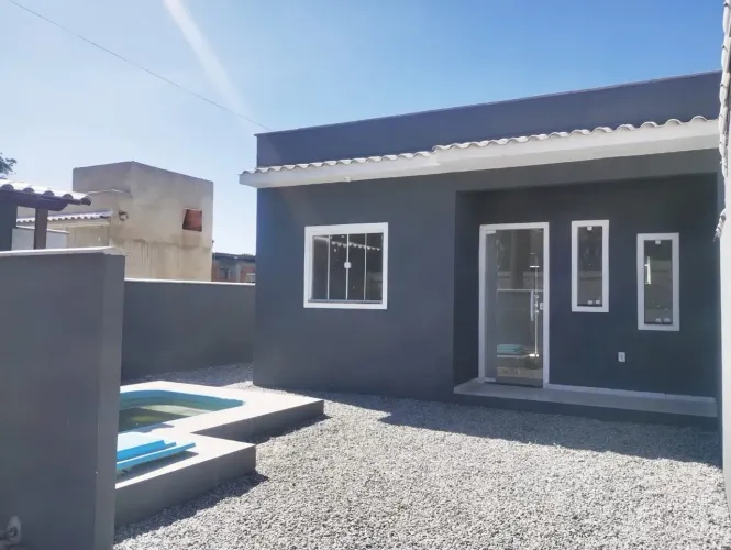 Casa em unamar cabo frio(casa de um quarto com piscina e área gourmet)