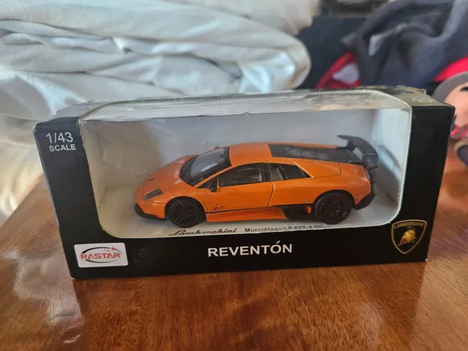 Lamborghini Murciélago LP670-4 SV da marca Rastar, na escala 1/43,