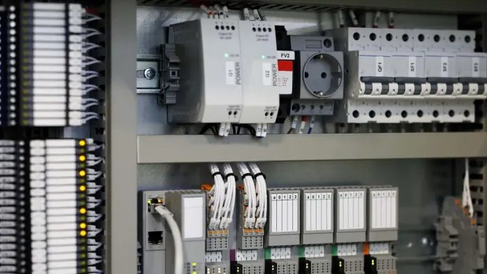 Programação de CLP e resolução de problemas / correção de lógica