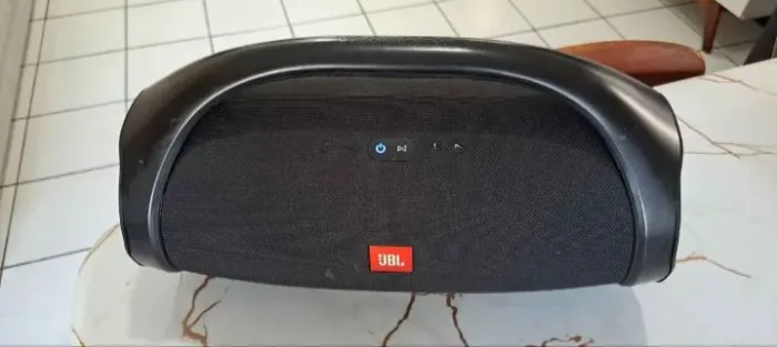 Caixa de som jbl original não é viciada e nunca foi aberta, carregador original 
