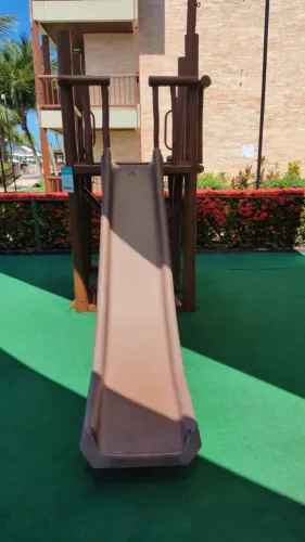 casinha  de madeira com escorrego e balanço infantil