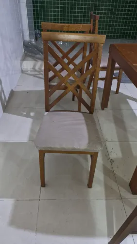 Mesa e 7 cadeiras. 