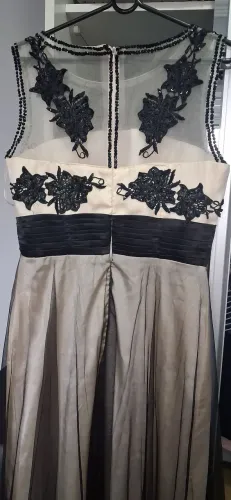 Vende se Vestidos de festa novos.