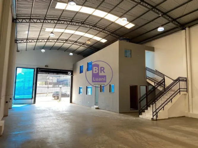 Aluga/Vende Barracão 650m² | mezanino de 50m² | Pé direito 9m| Zona Norte na Av. Winston C