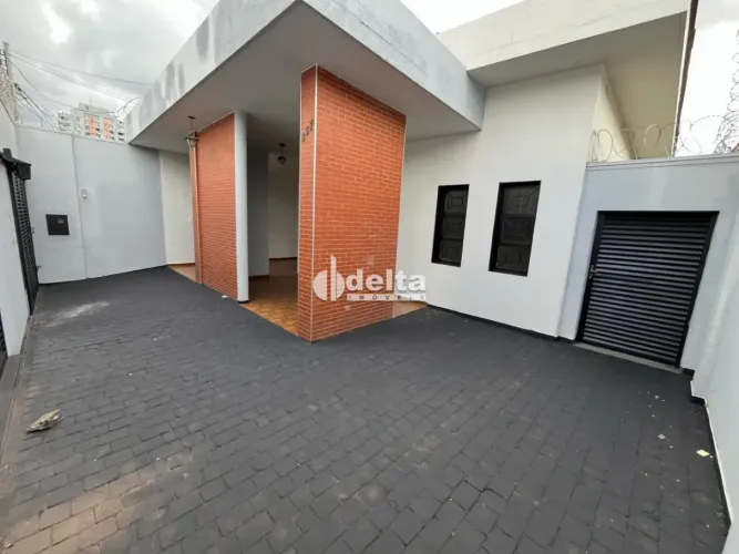 Casa comercial disponível para locação no bairro Centro em Uberlândia-MG