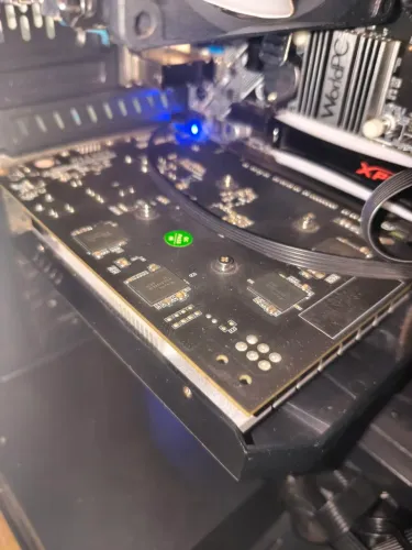Placa mãe e com processador e com memória e placa de vídeo Léia a descrição!