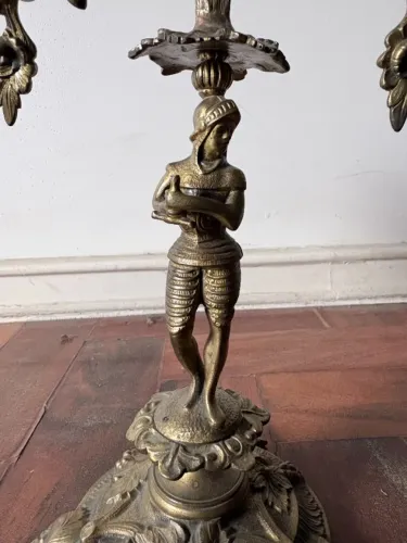 Candelabro Bronze Antigo 3 Braços Figura Cavaleiro Uvas