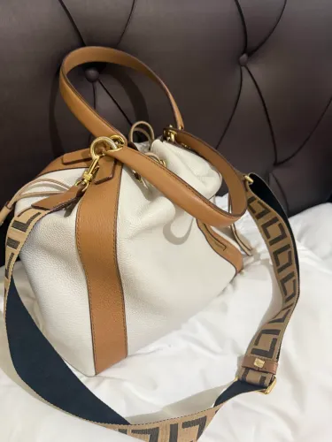 Bolsa em couro marca luz da lua 