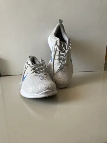 Tênis Nike esportivo 