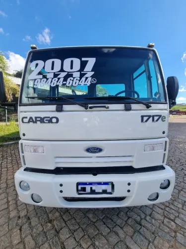 Caminhão Ford Cargo 1717 com tanque limpa fossa