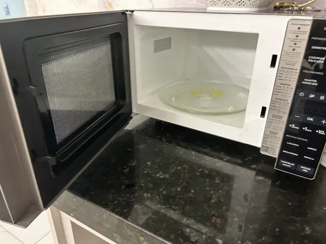 Micro-ondas Electrolux 23L Prata - Estado de novo
