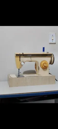 Vende-se máquina de costura