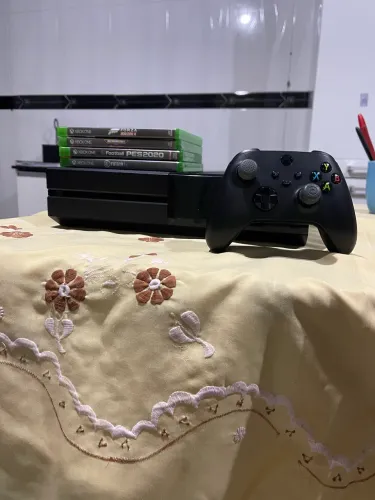 XBOX ONE FAT 1TB + 4 JOGOS + CONTROLE DE XBOX SÉRIES S