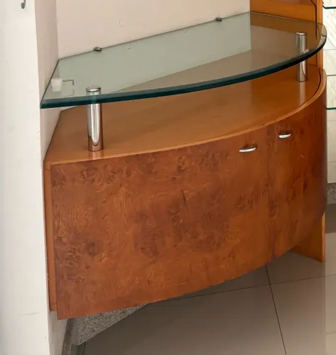 Balcão Aparador de Canto com Portas e Tampo em Vidro