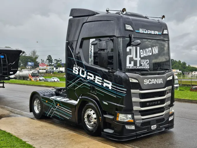Scania R460 SUPER 4x2 Ano 2024 Teto Alto Automático Geladeira  Rodas de Alumínio 