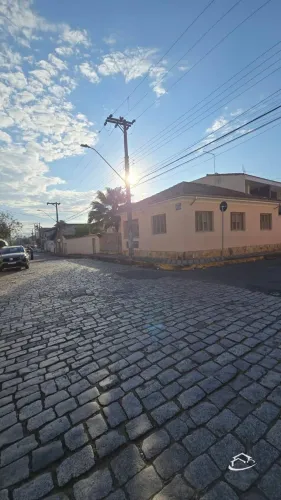 Casa em ótima localização no centro de Lorena-SP à venda.