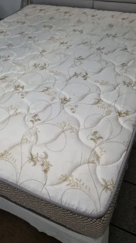 Colchão todo em espuma certificada da marca FA colchões medida Queen Size  1, 58x 1,98x25