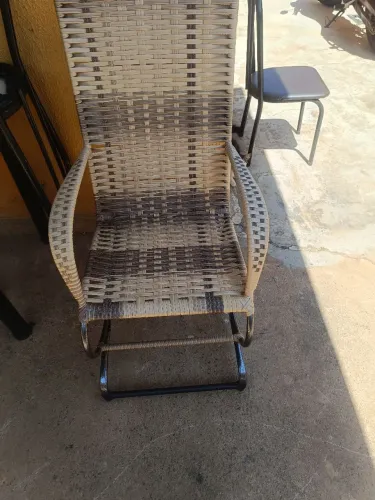Vende-se uma cadeira de balanço feita em fibra nova