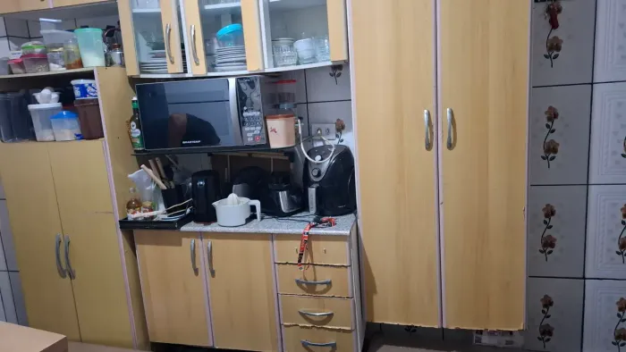 Armário de cozinha com portas de vidro, portas fechadas e gavetas.