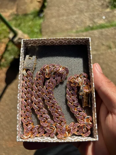 corrente cuban link gold cravejada em zircônias rosa